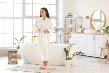 Güzel, genç, mutlu kadın banyoda.