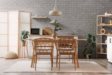 Modern mutfak, yemek masası, tezgahlar ve katlanır ekran.