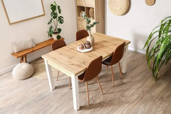 Yemek masası, raf ünitesi ve bank olan ışık odasının içinde.