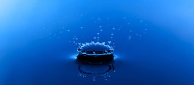 Mavi arkaplanda su damlası