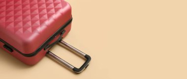 Bej arkaplanlı bavul, mesaj için yer var, yakın plan. Turizm konsepti