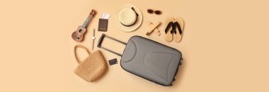 Bavul ve seyahat aksesuarları bej arka planda. Turizm konsepti