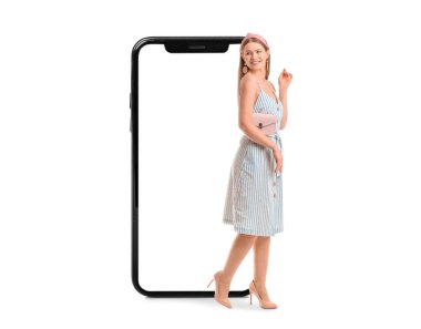 Güzel genç kadın ve beyaz arka planda büyük akıllı telefon.