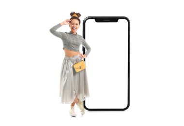 Genç Afro-Amerikan kadınlar ve beyaz arka planda büyük akıllı telefonlar.