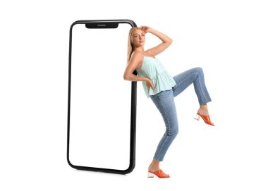 Güzel genç bir kadın ve beyaz arka planda büyük bir akıllı telefon.