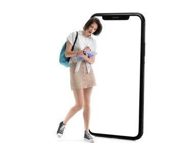 Kız öğrenci ve beyaz arka planda büyük akıllı telefon.