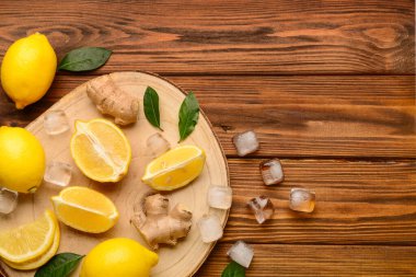 Ahşap zemin üzerinde limonata hazırlamak için malzemelerle dolu bir pano.