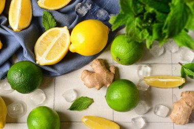 Beyaz fayanslı taze limonata hazırlamak için farklı malzemeler.