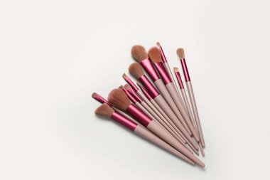 Gri arkaplanda makyaj fırçaları