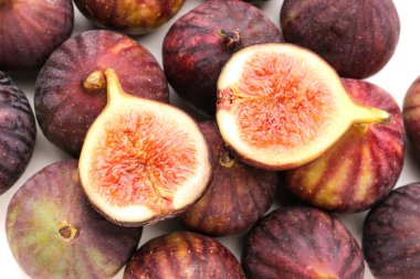 Beyaz arka planda taze incir