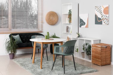 Masası, siyah rahat koltuğu ve raf ünitesi olan güzel bir oturma odası.