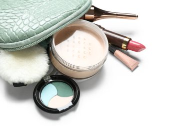 Beyaz arkaplanda makyaj ürünleri olan kozmetik çanta