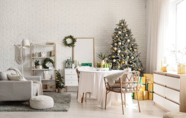 Yemek odası, masa, kanepe ve Noel ağacı.