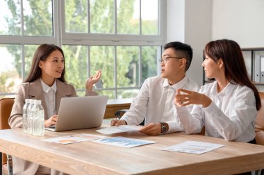 Ofiste çalışan Çinli iş adamları.