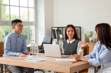 Ofiste çalışan Çinli iş adamları.