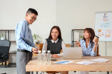 Ofiste çalışan Çinli iş arkadaşları.