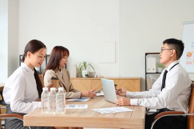 Ofiste çalışan Çinli iş arkadaşları.