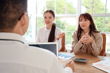 Ofiste çalışan Çinli iş kadınları.