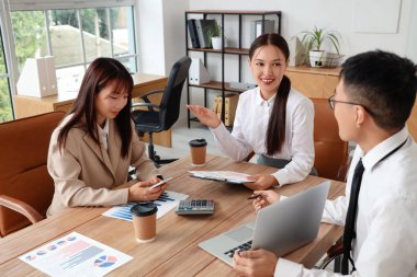 Ofiste çalışan Çinli iş arkadaşları.