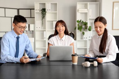 Ofiste çalışan bir grup Çinli iş arkadaşı.