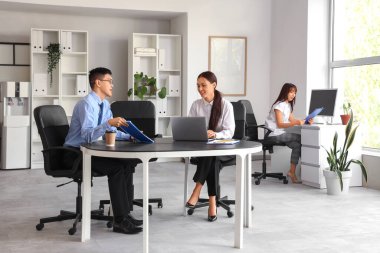 Ofiste çalışan bir grup Çinli iş arkadaşı.