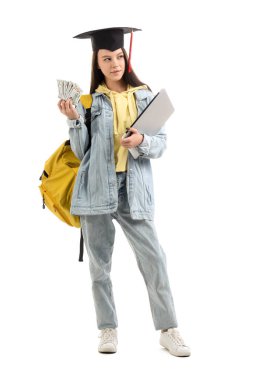 Eğitim için birikimleri ve beyaz arka planda dizüstü bilgisayarı olan genç bir kadın.