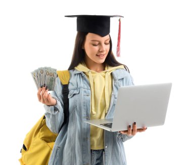 Eğitim için birikimleri ve beyaz arka planda dizüstü bilgisayarı olan genç bir kadın.