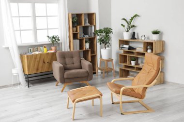 Koltukları ve raf üniteleri olan ergen psikologlar ofisi.