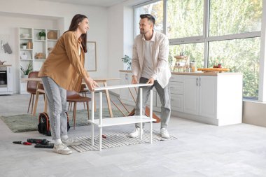 Mutlu çift mutfak raflarını birleştiriyor.