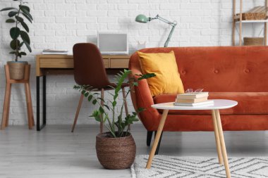 Kahverengi kanepesi ve modern işyeri olan şık bir oturma odası. Serbest konsept