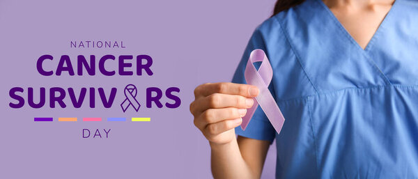 Женщина-врач с лиловой лентой на цветном фоне, крупным планом. Всемирный день борьбы против рака