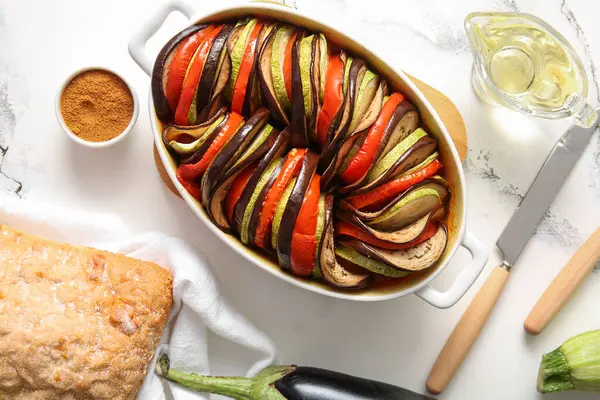 Beyaz mermer arka planda lezzetli Ratatouille yemeği.