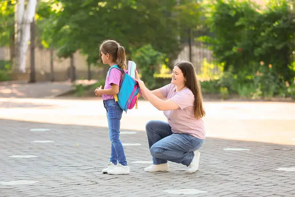 Anne ve kızı okul için sırt çantalarını hazırlıyorlar.