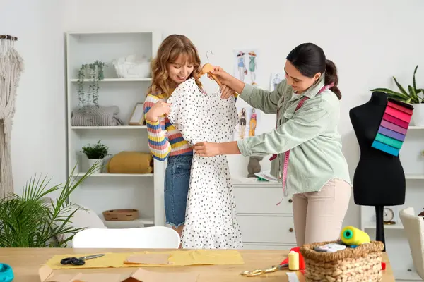 Atölye elbiseli kadın terzi ve müşteri