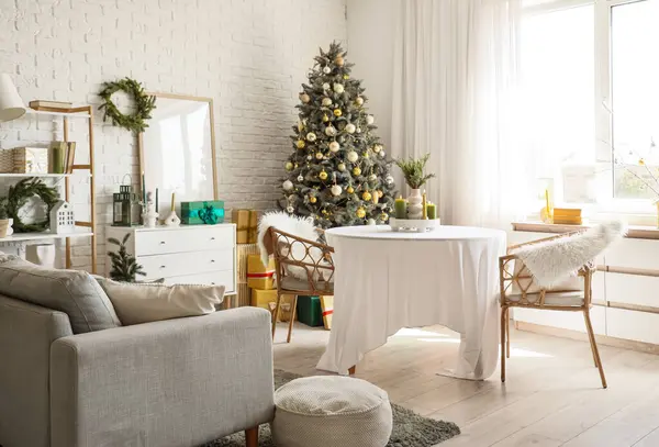 Masası, çekmecesi ve Noel ağacı olan yemek odasının içi.