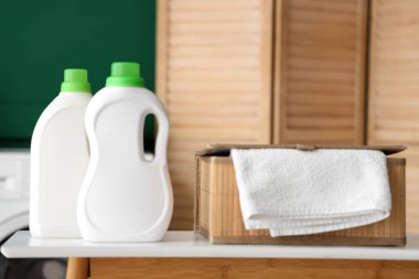 Odada kutulu çamaşır deterjanı şişeleri.