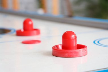 Masadaki hava hokeyi sopası, yakın plan.