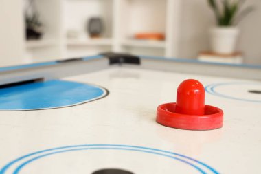 Masadaki hava hokeyi sopası, yakın plan.