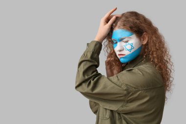 Yüzünde İsrail bayrağı olan genç bir kadın. Uluslararası Soykırım Anma Günü