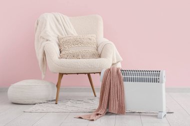 Modern ısıtıcı, puf ve rahat beyaz koltuklu şık bir oturma odası.