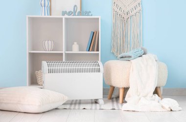 Modern konveksiyon ısıtıcısı ve beyaz koltuklu şık bir oturma odası.