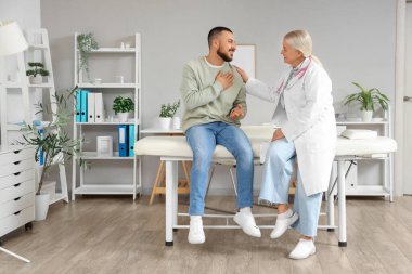 Genç adam klinikte doktoru ziyaret ediyor.