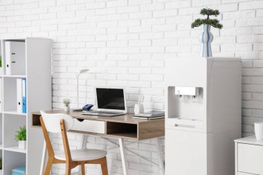 Modern su soğutucusu ve çalışma alanı olan ışık ofisinin içi