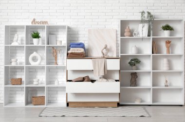 Klozet, giysi ve raf üniteli soyunma odasının içi