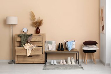 Çekmeceli, banklı ve lambalı soyunma odasının içinde.