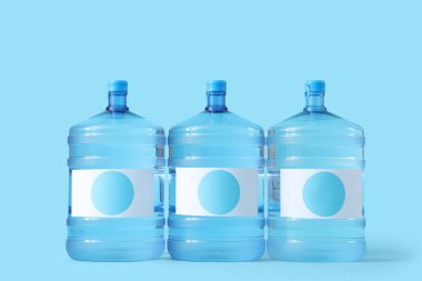 Mavi zemin üzerinde temiz su şişeleri