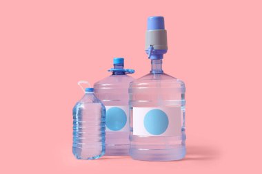 Pembe arka planda temiz su şişeleri