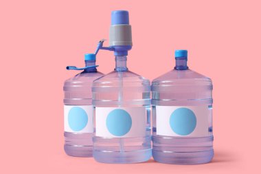 Pembe arka planda temiz su şişeleri