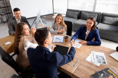 İş adamları konferans odasında el sıkışıyor.