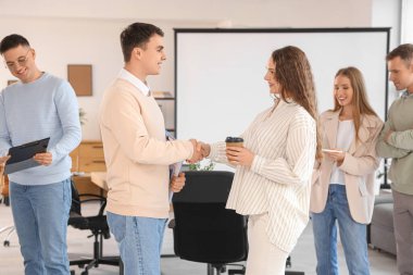 Tokalaşırken ofiste iş arkadaşları